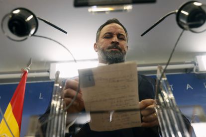 El presidente de Vox, Santiago Abascal, este lunes depués de formalizar en el Registro del Congreso de los Diputados en Madrid una moción de censura contra Pedro Sánchez.