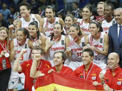 La selección española posa con la plata mundial en 2014