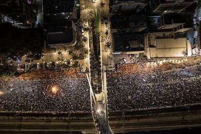 Centenares de personas cortan la autopista Ayalón en Tel Aviv, este domingo. 