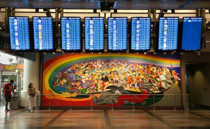 El colorido mural pintado en 1994 por el artista Leo Tanguma se ha convertido en una de las principales atracciones del aeropuerto. Algunos dicen que muestra imágenes del Apocalipsis.