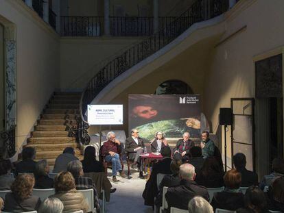 Presentación del libro 'Muñoz Ramonet, retrato de un hombre sin imagen', en la Casa de Muñoz Ramonet de la Calle Muntaner. Manel Risques, Xavier Muñoz, Anna Ferrar, Martí Gómez y José Ángel Montañés, de izquierda a derecha.