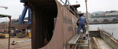 Un operario trabaja en las instalaciones de los astilleros Zamakona en Pasaia (Gipuzkoa).