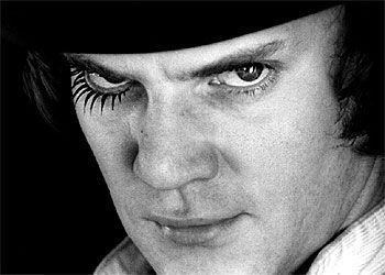 Malcolm McDowell, en <i>La naranja mecánica</i> (a la izquierda), de Stanley Kubrick
