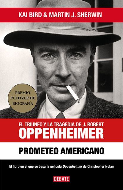 Portada de 'Prometeo Americano. El triunfo y la tragedia de J. Robert Oppenheimer', de Kai Bird y Martin J. Sherwin. EDITORIAL DEBATE