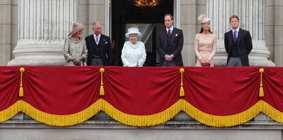 Carlos y Camila, Isabel II, Guillermo y Kate Middleton y el príncipe Enrique, en el Jubileo de diamante de la reina, en junio de 2012.