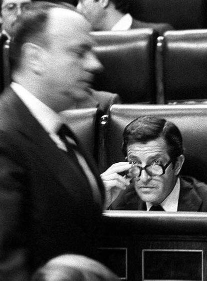 Manuel Fraga pasa ante Adolfo Suárez en el Congreso de los Diputados en 1979.