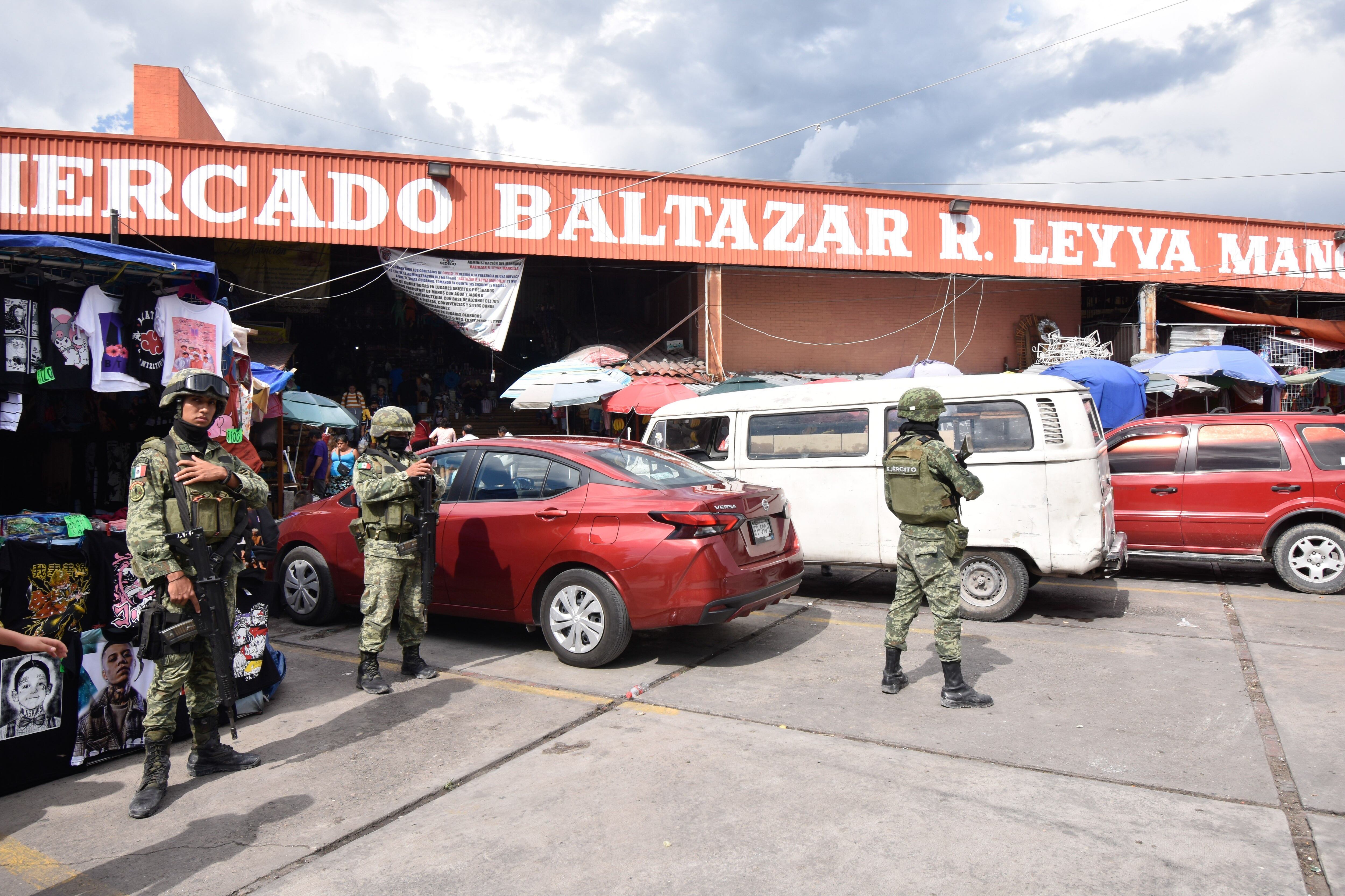 Militares patrullan un mercado en Chilpancingo, Guerrero, el pasado junio.