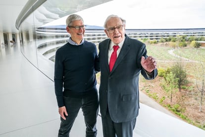 Tim Cook, consejero delegado de Apple, junto al inversor Warren Buffett