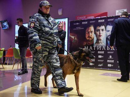 Una oficial vigila durante el preestreno de &#039;Matilda&#039; en un cine de la ciudad rusa de Novosibirsk.