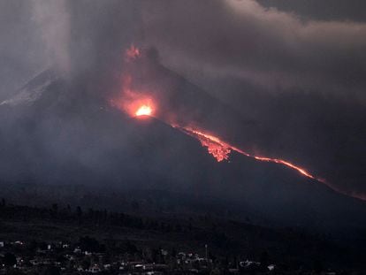 El volcán de La Palma, fotografiado desde el municipio de Los Llanos este viernes.