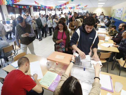 Ambiente electoral en el Colegio Público Pinar del Rey, de Madrid, durante las Elecciones generales del 28 de abril. 