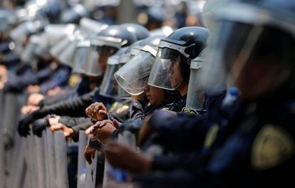 Polic&iacute;as antidisturbios frente a un plant&oacute;n de la CNTE en la Ciudad de M&eacute;xico.
