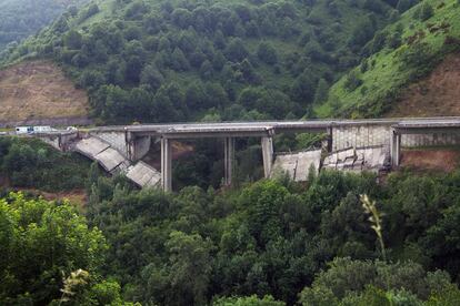 Estado del viaducto de O Castro en la A-6, a la altura de la localidad leonesa de Vega de Valcarce, tras sufrir el segundo derrumbe ayer jueves por la tarde.