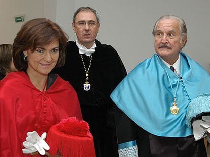 Carlos Fuentes (a la derecha), con Carmen Calvo y Ernesto Martínez Ataz.