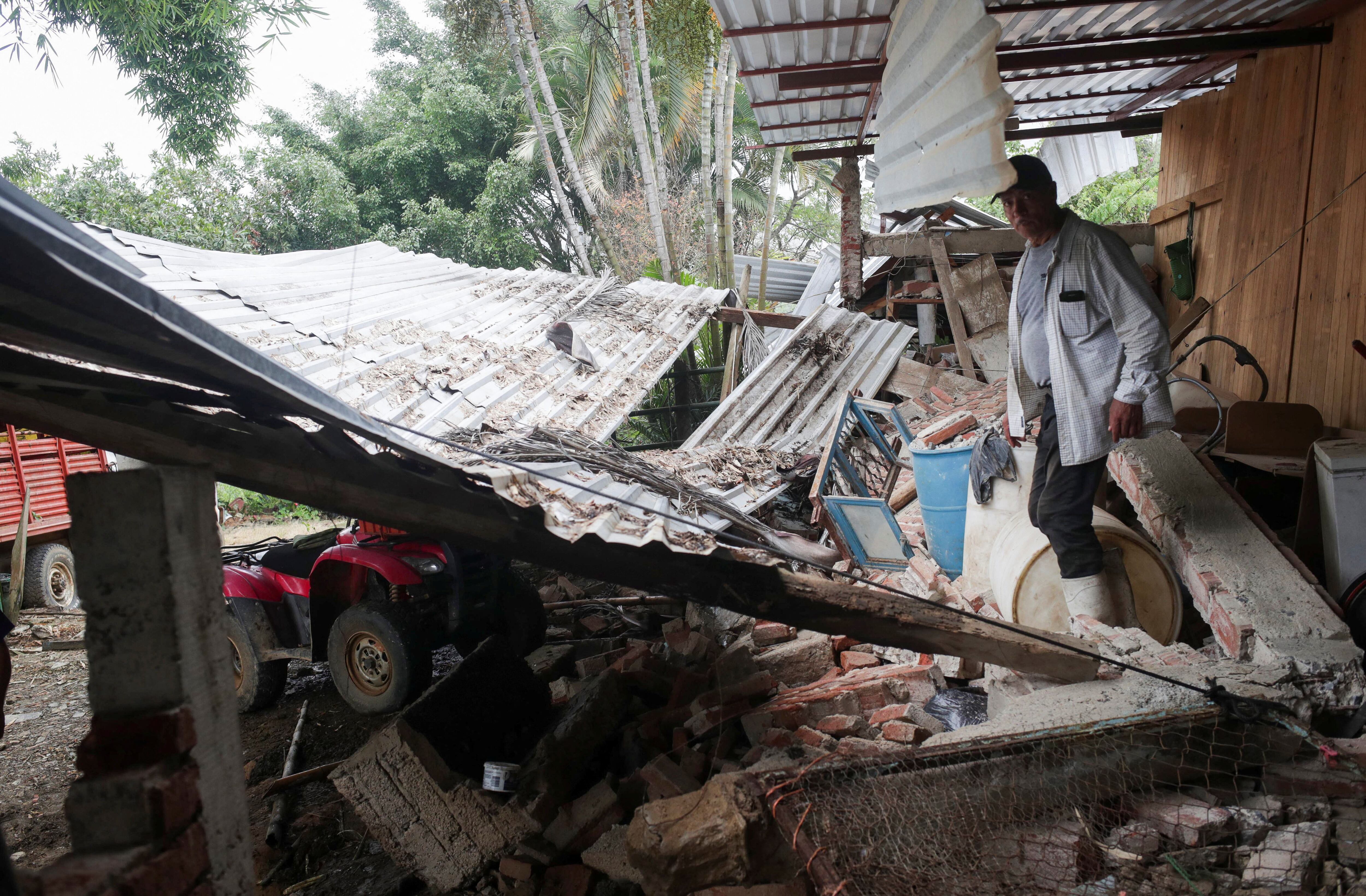 Un residente entra a su casa dañada después de un terremoto el lunes, en La Nuez, Michoacán, México, 20 de septiembre de 2022.