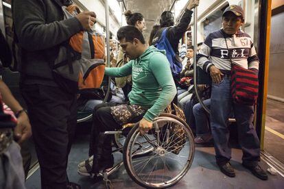 Israel se acomoda en el vagón del metro. Ha tenido suerte porque no va muy lleno. No hay un espacio reservado para él y solo le queda agarrarse fuerte a la barra metálica para no moverse con cada frenazo.