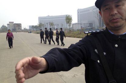 Un policía, a las puertas de un tribunal en Xinyu, Jiangxi, en octubre de 2013