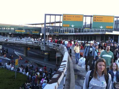 Viajeros evacuados del aeropuerto de La Guardia de Nueva York
