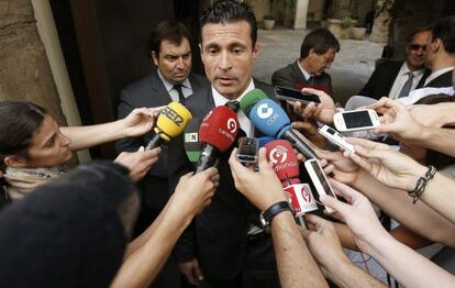 El presidente del Valencia, Amadeo Salvo, esta mañana tras la reunión con Bankia.
