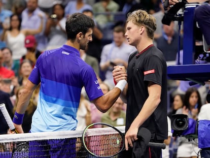 Djokovic y Brooksby se saludan en la red tras el partido de octavos en la central de Nueva York.