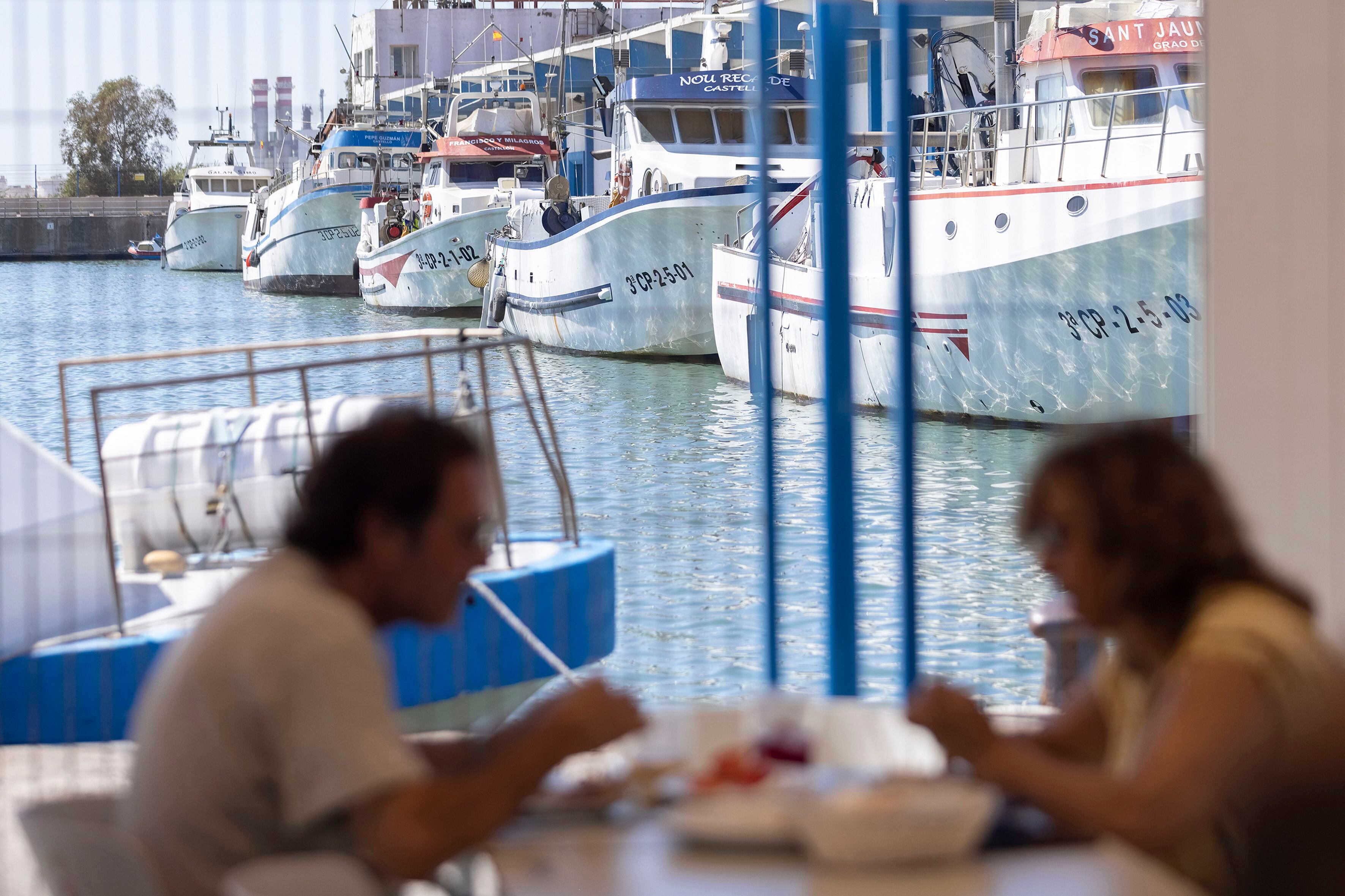 Las barcas de arrastre junto al restaurante Terra Milles en el puerto pesquero del Grau de Castelló.
