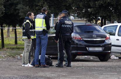 Agentes de la policía junto al vehículo donde fue degollada la mujer de 26 años.
