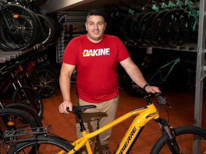 León. Paco, dueño de la empresa Bike León, trabaja en su taller poniendo a punto las bicicletas.