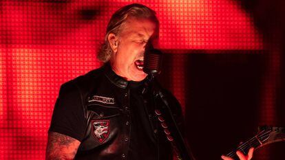 James Hetfield, vocalista de Metallica, en el escenario del Olympic Stadium; parte de su &quot;World-Wired-Tour&quot;. Munich, Germany. Agosto 23, 2019.