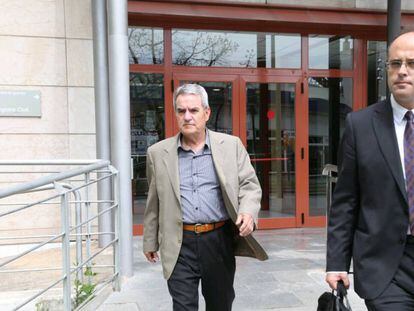 Luis Márquez, gerente de Traiber (izda) a la salida del juzgado de Reus en 2015.