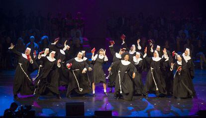 Una escena de &#039;Sister act&#039; representada anoche en la gala Aixeca el tel&oacute;. 