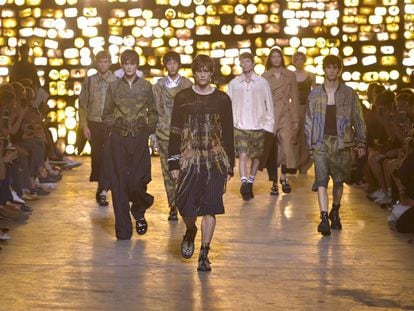 En su desfile de París, Dries ha presentado prendas amplias, recias y con cierto descuido grunge.