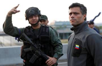 El opositor Leopoldo López, este martes en las inmediaciones de la base de La Carlota.