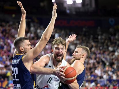 Sabonis, entre los bosnios Sulejmanovic y Musa.