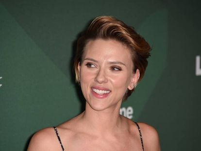 Scarlett Johansson recibió críticas porque iba a interpretar a una persona transexual.