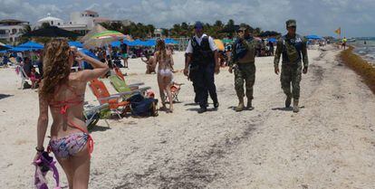 Soldados mexicanos vigilan las playas de Cancun
