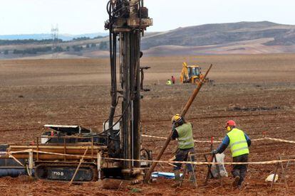 Unos técnicos sondean el terreno que acogerá el ATC en Villar de Cañas (Cuenca).