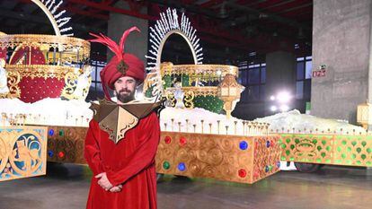 Uno de los tres Reyes Magos junto a las carrozas.