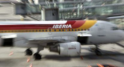 Un avión de Iberia en una de las pistas del aeropuerto de Barajas.