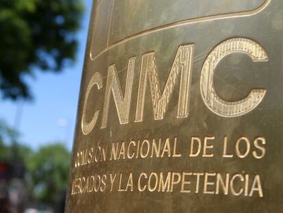 Logotipo de la Comisi&oacute;n Nacional de Mercados y la Competencia (CNMC) en una de sus sedes. 