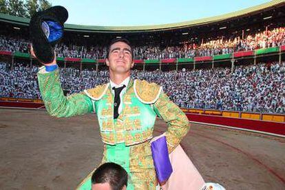 El Fandi sale a hombros tras cortarle dos orejas al segundo toro de la tarde.