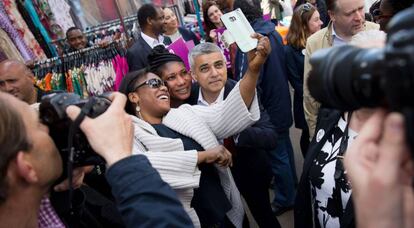 El candidato laborista a la alcaldía de Londres, Sadiq Khan, posa este miércoles para una foto con dos seguidoras en un mercado de Londres.