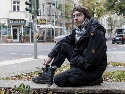 Falk Isernhagen, exneonazi miembro de una red de desradicalización de jóvenes ultras, posa en una calle de Berlín.