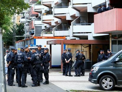 La policía espera afuera del piso del tunecino Sief Allah H., en Colonia el pasado 15 de junio.