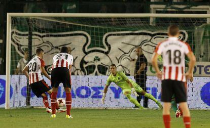 Aduriz transforma en penalti a lo Panenka ante el Panathinaikos .