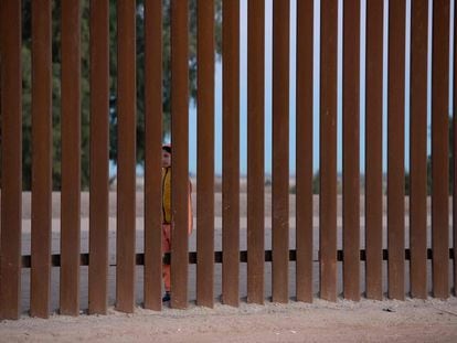 Un joven migrante en la frontera entre México y Estados Unidos, a la altura de Yuma (Arizona).