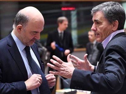El ministro de Finanzas giego, Euclid Tsakalotos (derecha), junto al comisario europeo de Asuntos Económicos, Pierre Moscovici, este martes en Bruselas. En vídeo, declaraciones del ministro búlgaro de Finanzas.