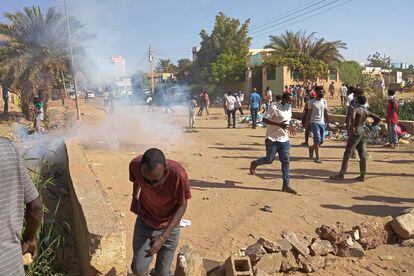 Las Fuerzas de Seguridad lanzan gases contra participantes en una protesta el miércoles en la ciudad sudanesa de Umdurman