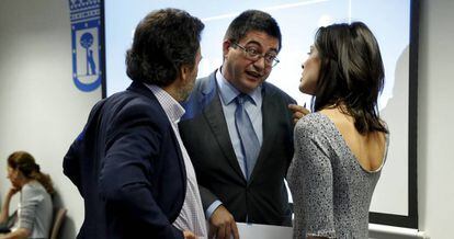 Mauricio Valiente (izquierda), Carlos Sánchez Mato y Rita Maestre, en la comision de investigacion del Ayuntamiento de Madrid.