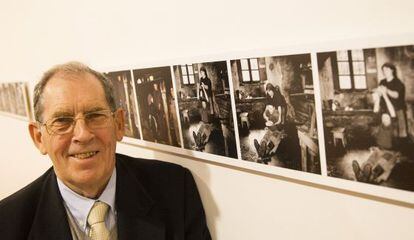 Gustav Henningsen, con algunas de las fotografías expuestas estos días en el Museo do Pobo Galego.