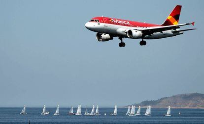 Un avión de Avianca, en aproximación al aeropuerto de Río de Janeiro.
